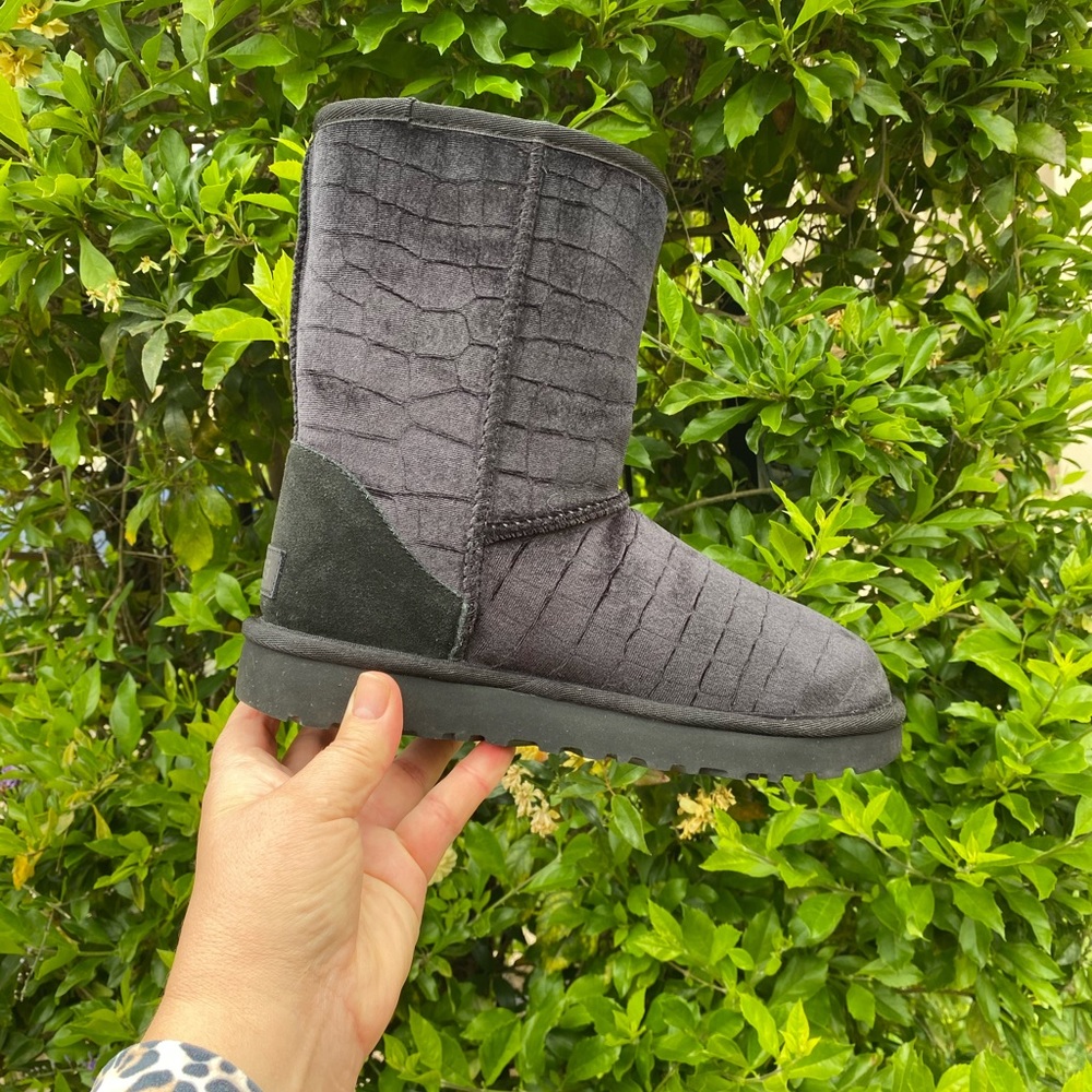 NWOB UGG CLASSIC SHORT BOOTS